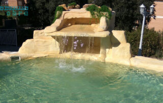 Construcción de piscinas tematizadas con cascada en Madrid