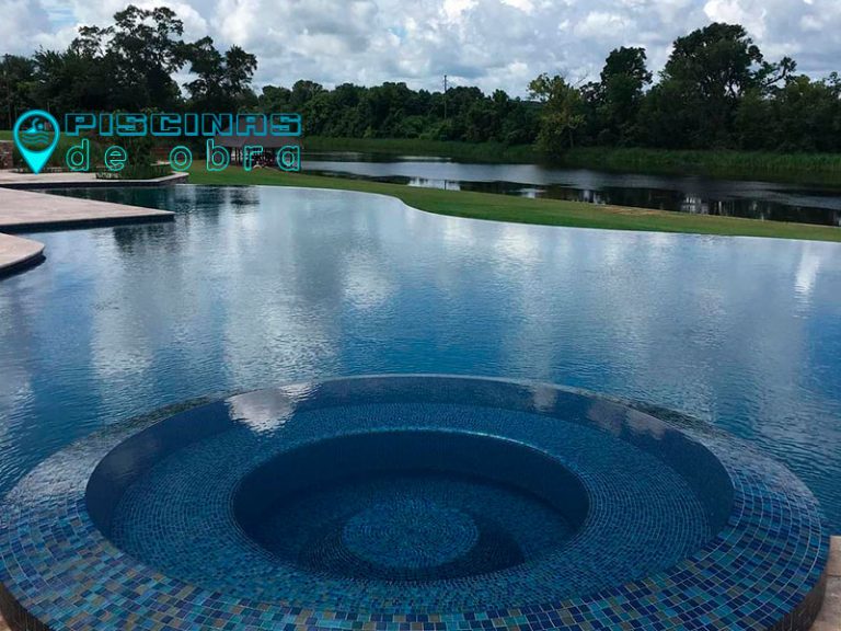 Construcción de piscinas de obra con gresite en Torrecuadrada de Molina