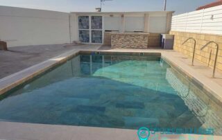 Piscina de obra con porcelánico