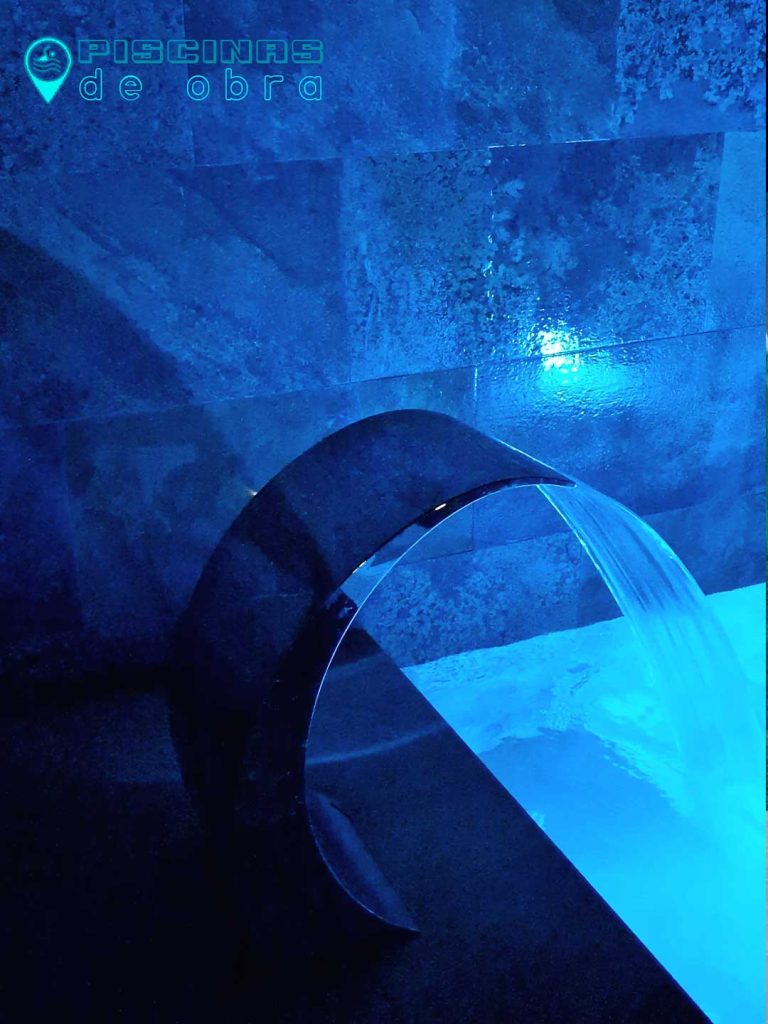 Piscinas de obra con porcelánico en Padiernos