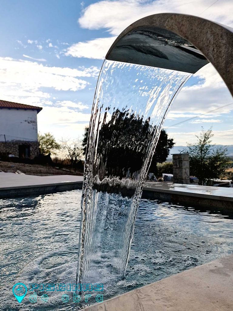 Piscinas de obra de porcelánico en Pradales