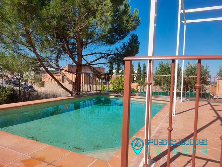 Piscinas de obra con gresite color arena en Tamajón