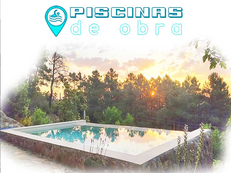 Construcción de piscinas de obra con porcelánico en Setiles