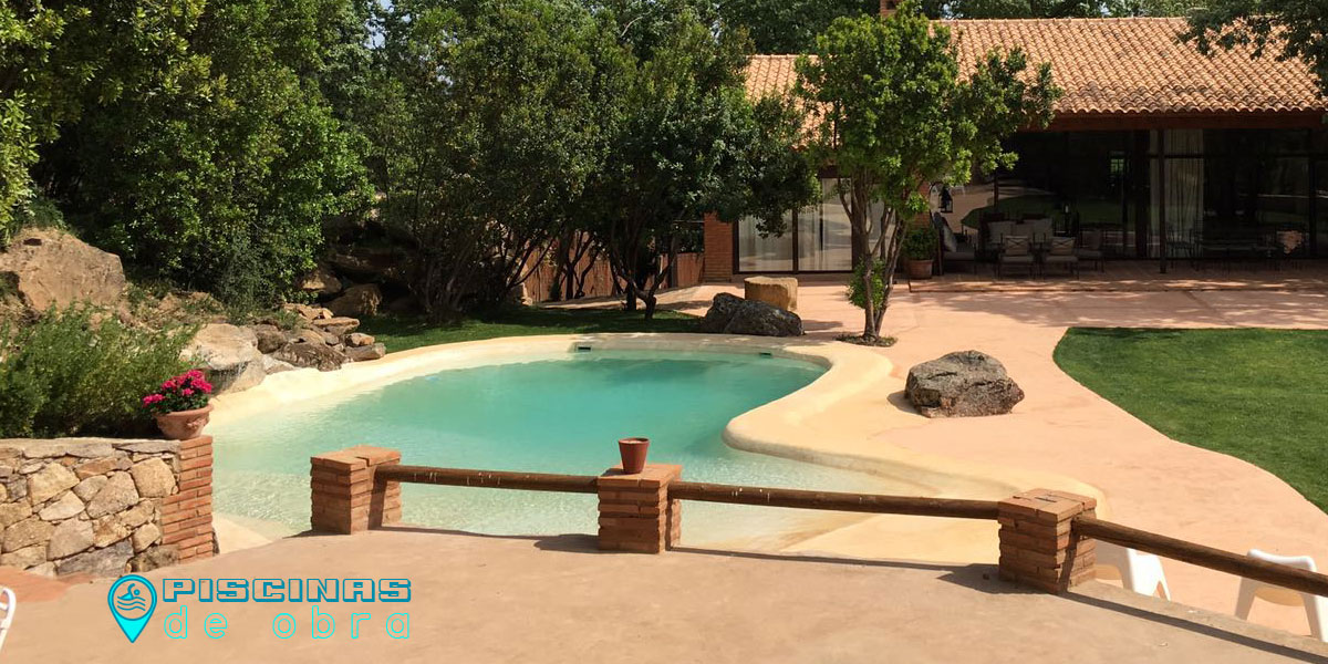 Construcción de piscinas de obra tematizadas en Navalacruz