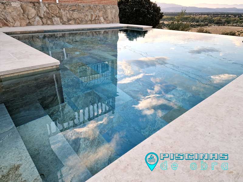 Piscinas de obra con porcelánico en en Casavieja